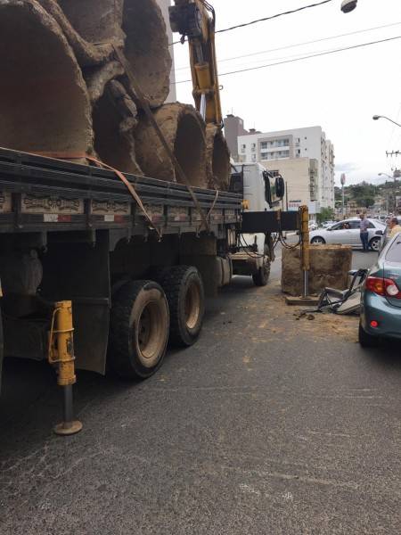 Tubo de concreto despenca de caminhão, cai em veículo e deixa motorista ferido — foto 1