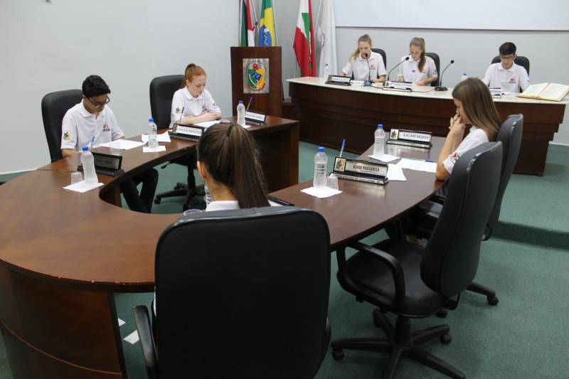 Forquilhinha: estudantes se reúnem para discutir pautas no Legislativo — foto 1