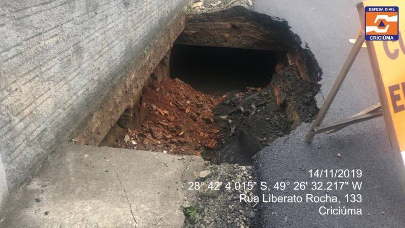 Drenagem pluvial cede em rua do bairro Vila São Sebastião — foto 1
