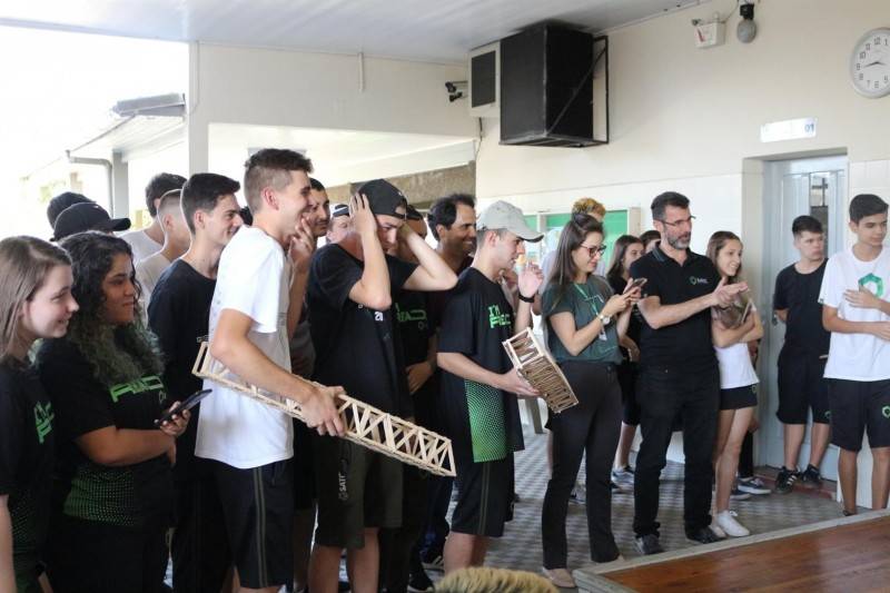 Ponte com palitos de picolé suporta 160 quilos em desafio na Satc — foto 2