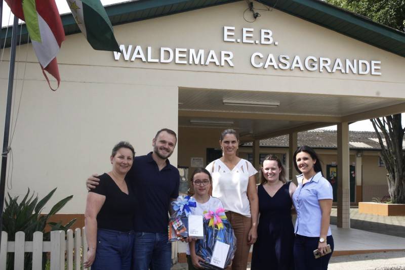 Aluna de Forquilhinha vence o concurso estadual CDL na Escola — foto 1