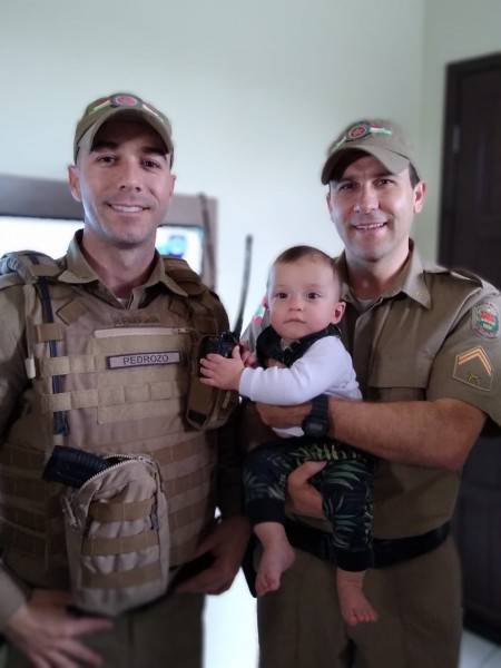 Policiais militares reencontram bebê que salvaram, em Araranguá — foto 1