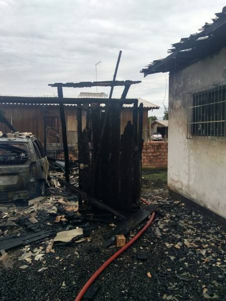 Incêndio inicia em garagem e se alastra para casa — foto 4