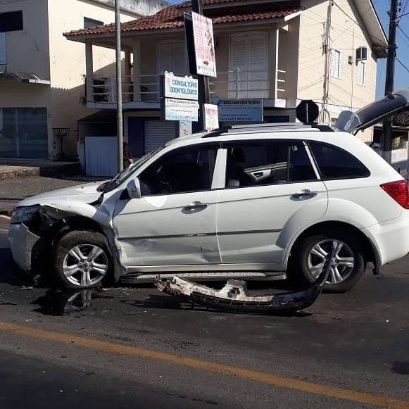 Motorista embriagada provoca colisão frontal na avenida Universitária em Criciúma — foto 1