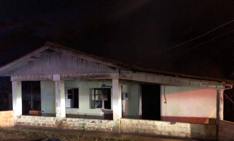 Incêndio atinge casa em Rio Salto, no município de Urussanga — foto 1