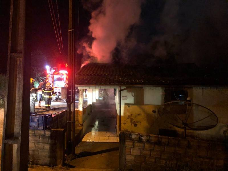 Incêndio atinge casa em Rio Salto, no município de Urussanga — foto 2