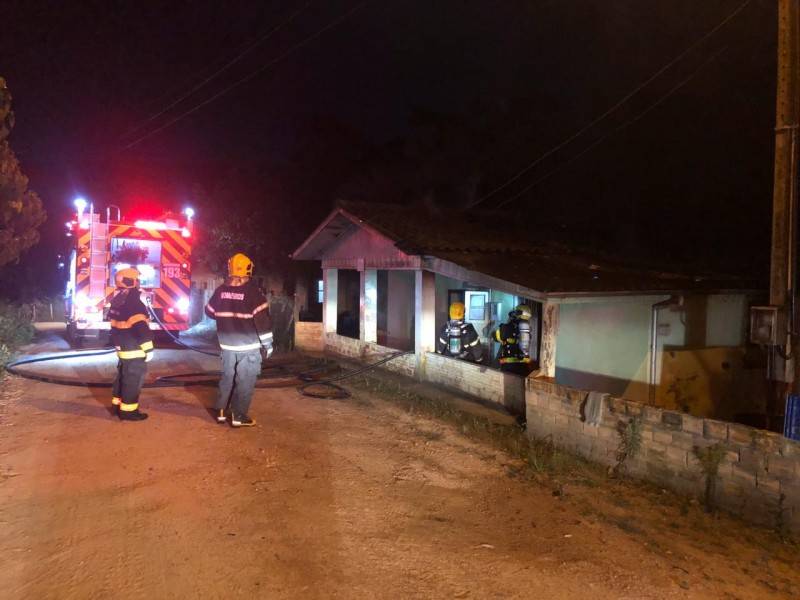 Incêndio atinge casa em Rio Salto, no município de Urussanga — foto 6