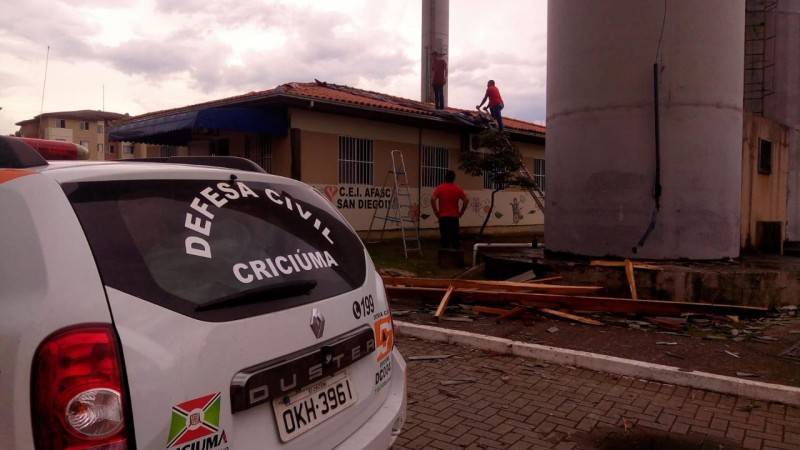 Oito blocos do Condomínio Residencial San Diego, na Quarta Linha, foram destelhados durante temporal — foto 2