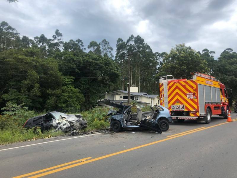 Duas crianças entre os feridos na colisão frontal em Urussanga — foto 1