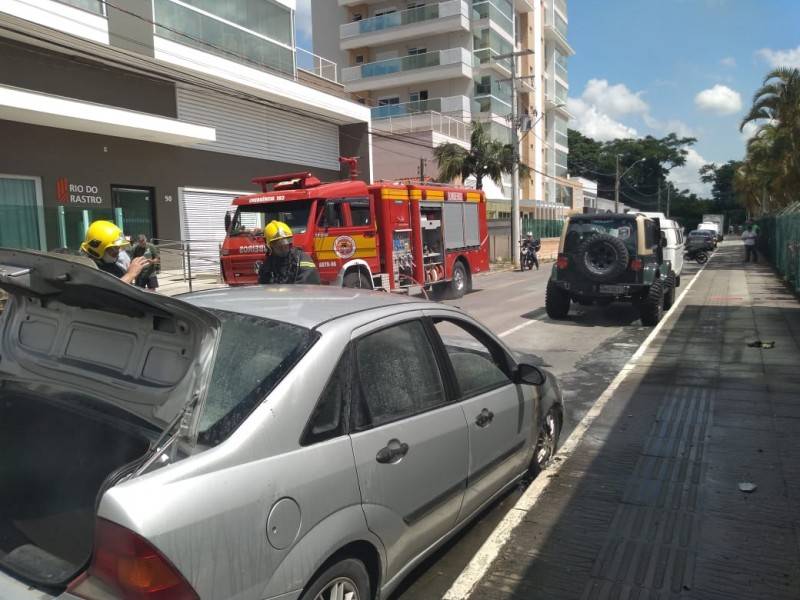 Carro pega fogo em Tubarão — foto 1