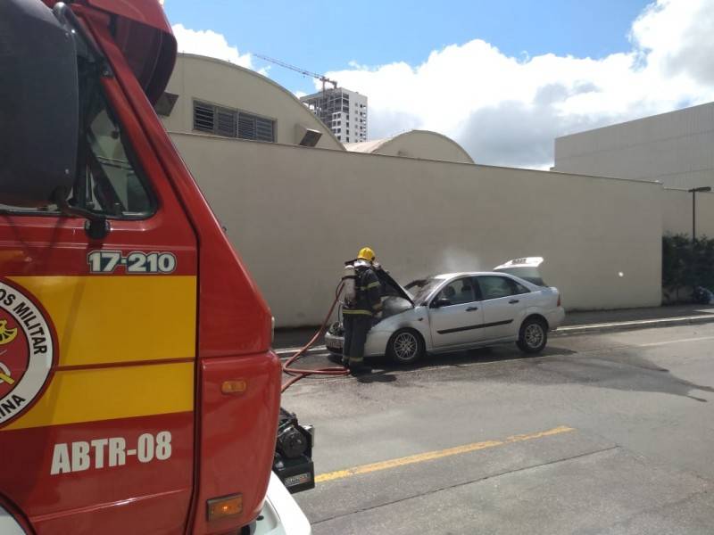 Carro pega fogo em Tubarão — foto 2
