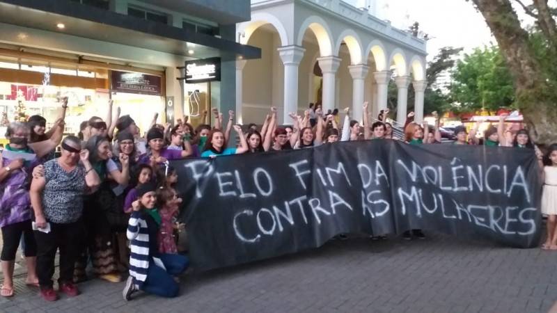 Mulheres e crianças usam vendas nos olhos em performance contra a violência — foto 1
