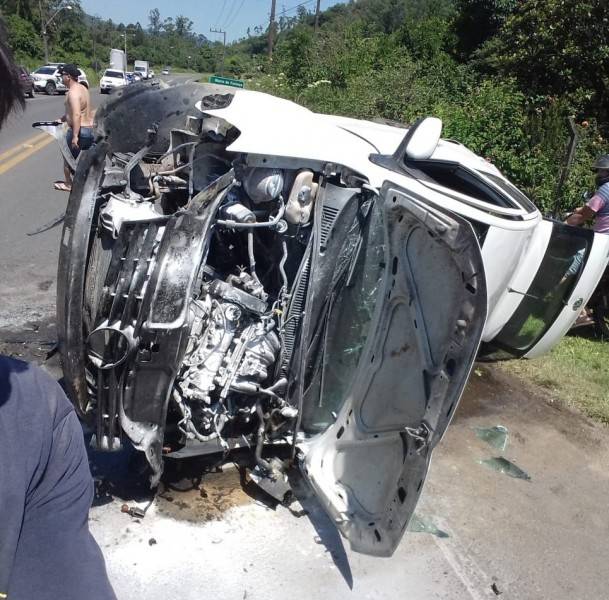 Capotamento deixa motorista ferido na SC-445 em Urussanga — foto 1