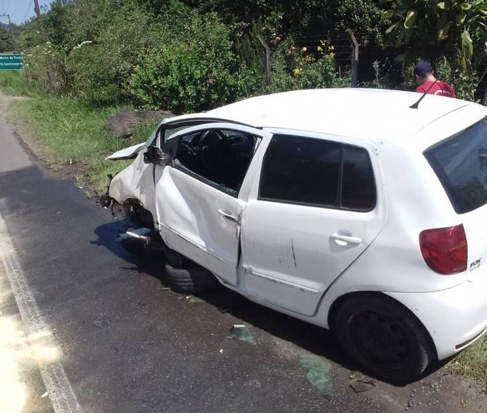 Capotamento deixa motorista ferido na SC-445 em Urussanga — foto 2