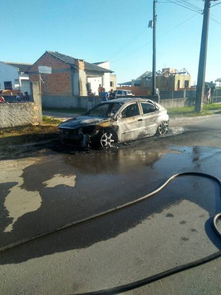 Carro é consumido por incêndio em Balneário Arroio do Silva — foto 1