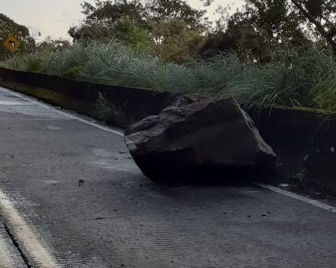 Queda de rochas deixa trânsito em meia pista na Serra do Rio do Rastro — foto 1