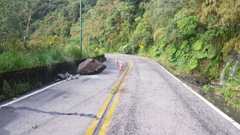 Queda de rochas deixa trânsito em meia pista na Serra do Rio do Rastro — foto 2