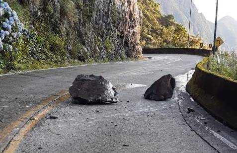 Queda de rochas deixa trânsito em meia pista na Serra do Rio do Rastro — foto 5