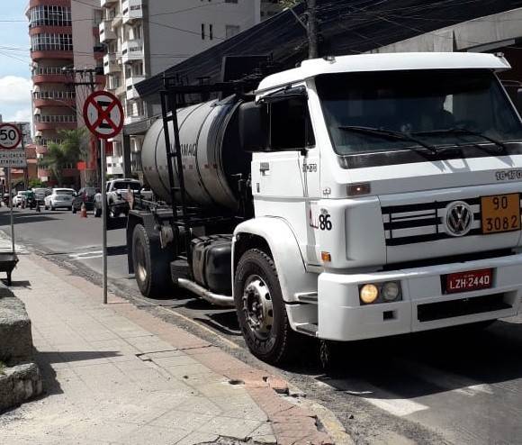 Em obras, rua Hercílio Luz tem trânsito interrompido em uma das pistas — foto 1