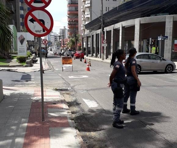 Em obras, rua Hercílio Luz tem trânsito interrompido em uma das pistas — foto 2