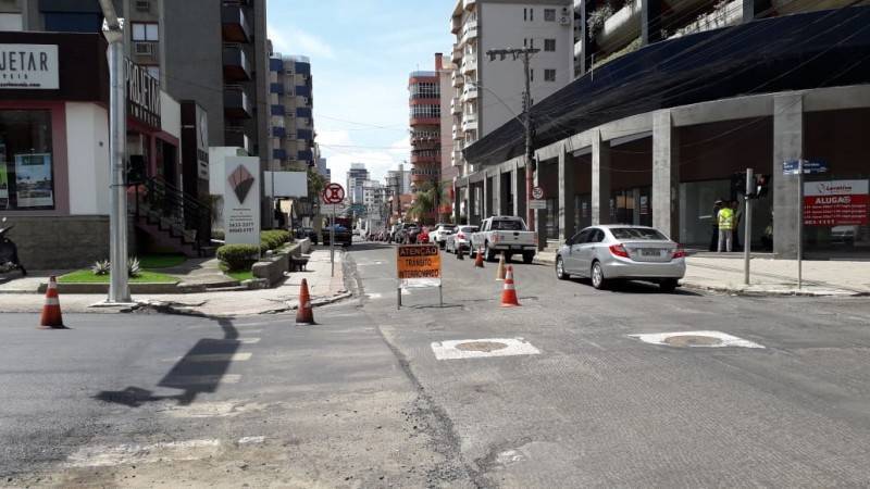 Em obras, rua Hercílio Luz tem trânsito interrompido em uma das pistas — foto 4