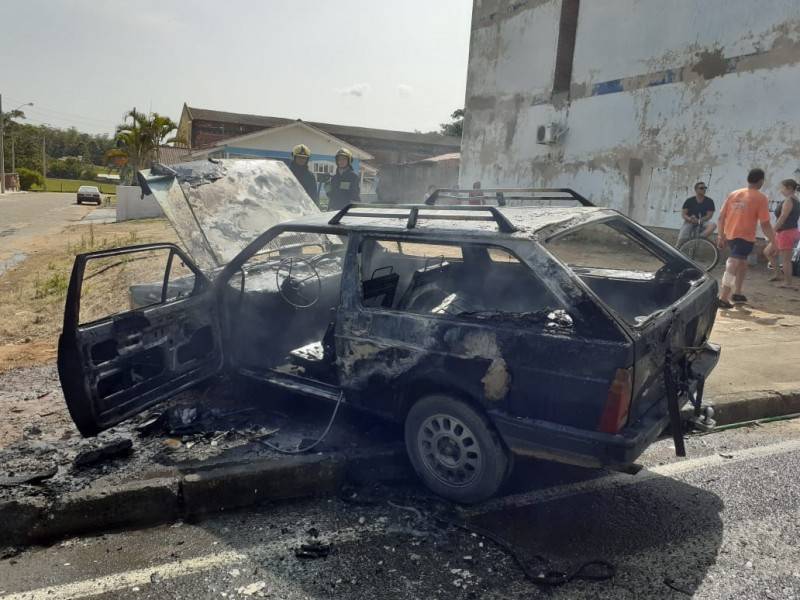 Veículo é destruído por incêndio no bairro Aurora em Içara — foto 1
