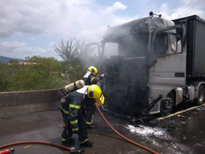 Carreta carregada com café pega fogo em Tubarão — foto 1