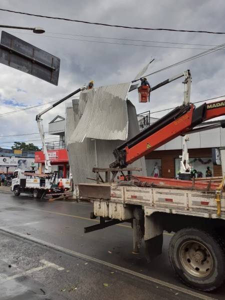 Residência é destalhada durante temporal em Forquilhinha — foto 1