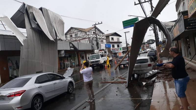 Residência é destalhada durante temporal em Forquilhinha — foto 2