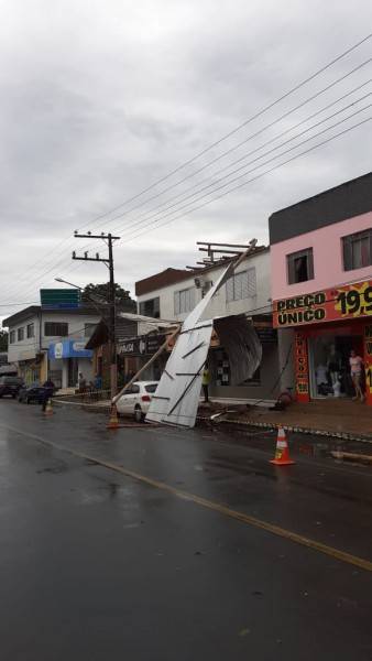Residência é destalhada durante temporal em Forquilhinha — foto 6