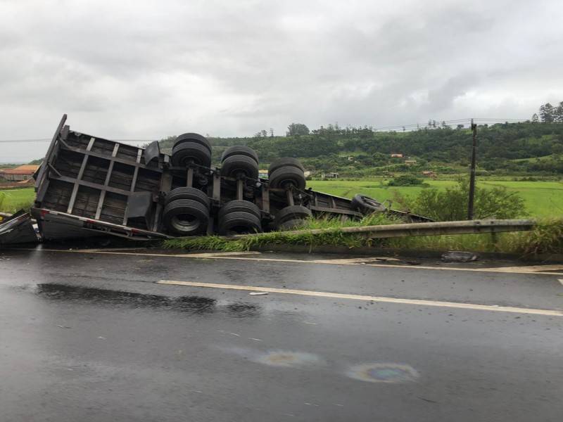 Carreta tomba após saída de pista na BR-101, em Sangão — foto 1