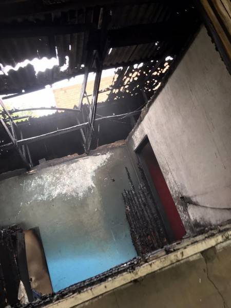 Corpo de Bombeiros combate incêndio em residência de Passo de Torres — foto 1