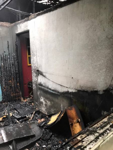 Corpo de Bombeiros combate incêndio em residência de Passo de Torres — foto 2