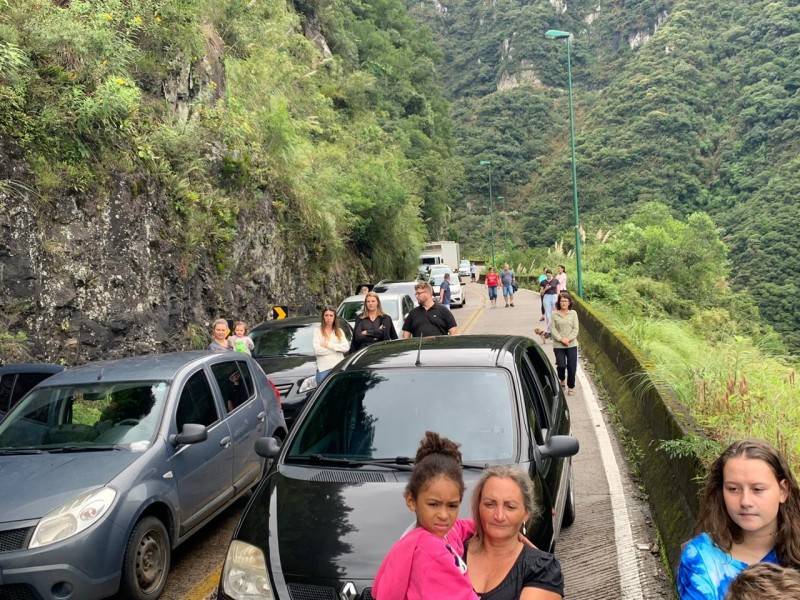 Caminhão com problema mecânico interdita Serra do Rio do Rastro por aproximadamente três horas — foto 1