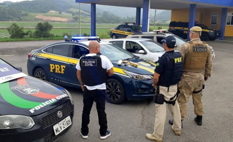 Traficantes são presos com mais de um quilo de maconha na BR-101 — foto 1