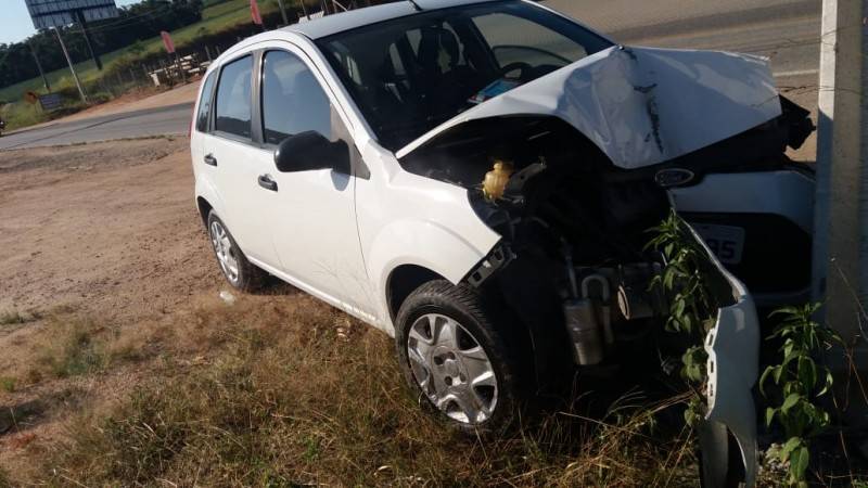 Motorista perde o controle da direção e colide veículo contra poste na SC-441 — foto 1