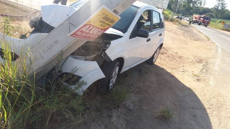 Motorista perde o controle da direção e colide veículo contra poste na SC-441 — foto 2