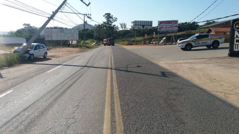 Motorista perde o controle da direção e colide veículo contra poste na SC-441 — foto 5