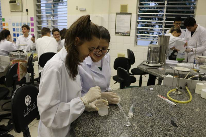 Alunos da Satc produzem álcool em gel para combater coronavírus — foto 1