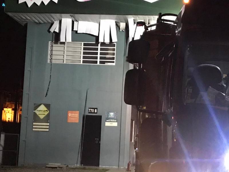 Bombeiros combatem incêndio em empresa no bairro Jardim Maristela — foto 1