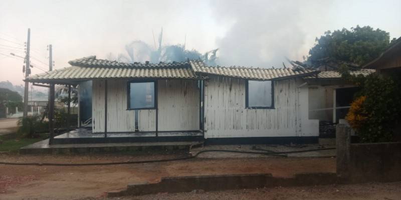 Casa é atingida por incêndio em Içara — foto 1