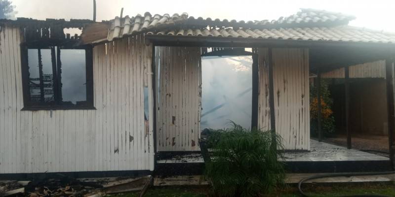 Casa é atingida por incêndio em Içara — foto 2