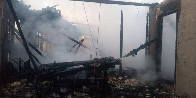 Casa é atingida por incêndio em Içara — foto 5