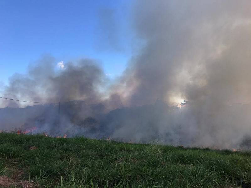 Bombeiros combatem incêndio no bairro Jardim Angélica — foto 2