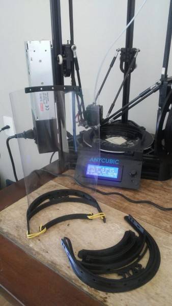 Estudantes e professores universitários produzem em casa máscaras com tecnologia 3D — foto 3
