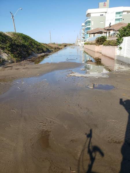 Lua cheia e ciclone extratropical fazem mar avançar no Balneário Rincão — foto 1