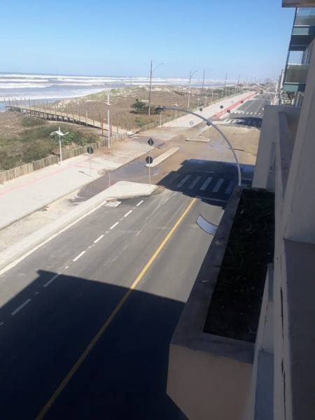 Lua cheia e ciclone extratropical fazem mar avançar no Balneário Rincão — foto 3