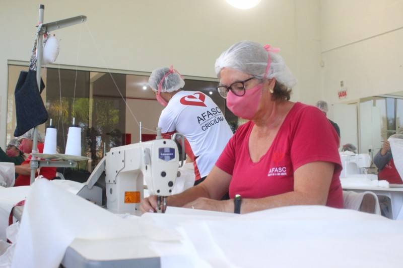 Equipe da Afasc já produziu e entregou 800 jalecos à Prefeitura de Criciúma — foto 2
