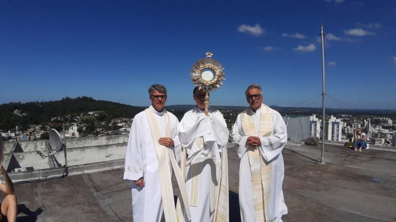 Padre realiza ação de Páscoa durante isolamento social em Criciúma — foto 1