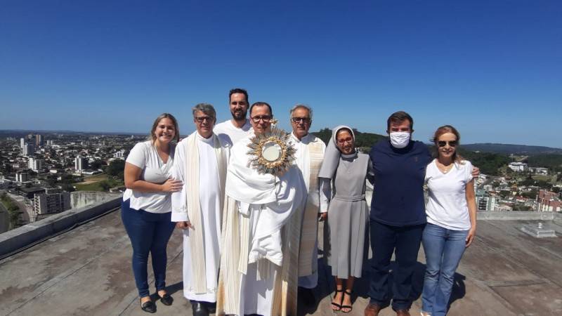 Padre realiza ação de Páscoa durante isolamento social em Criciúma — foto 2